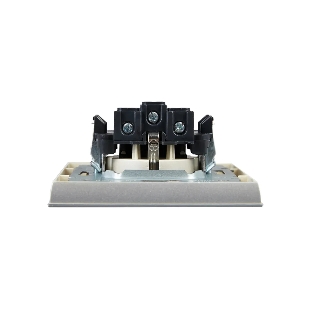 Розетка с заземлением и защитой brite 16 a 220 - 240 в алюминий iek Thumbnail 2