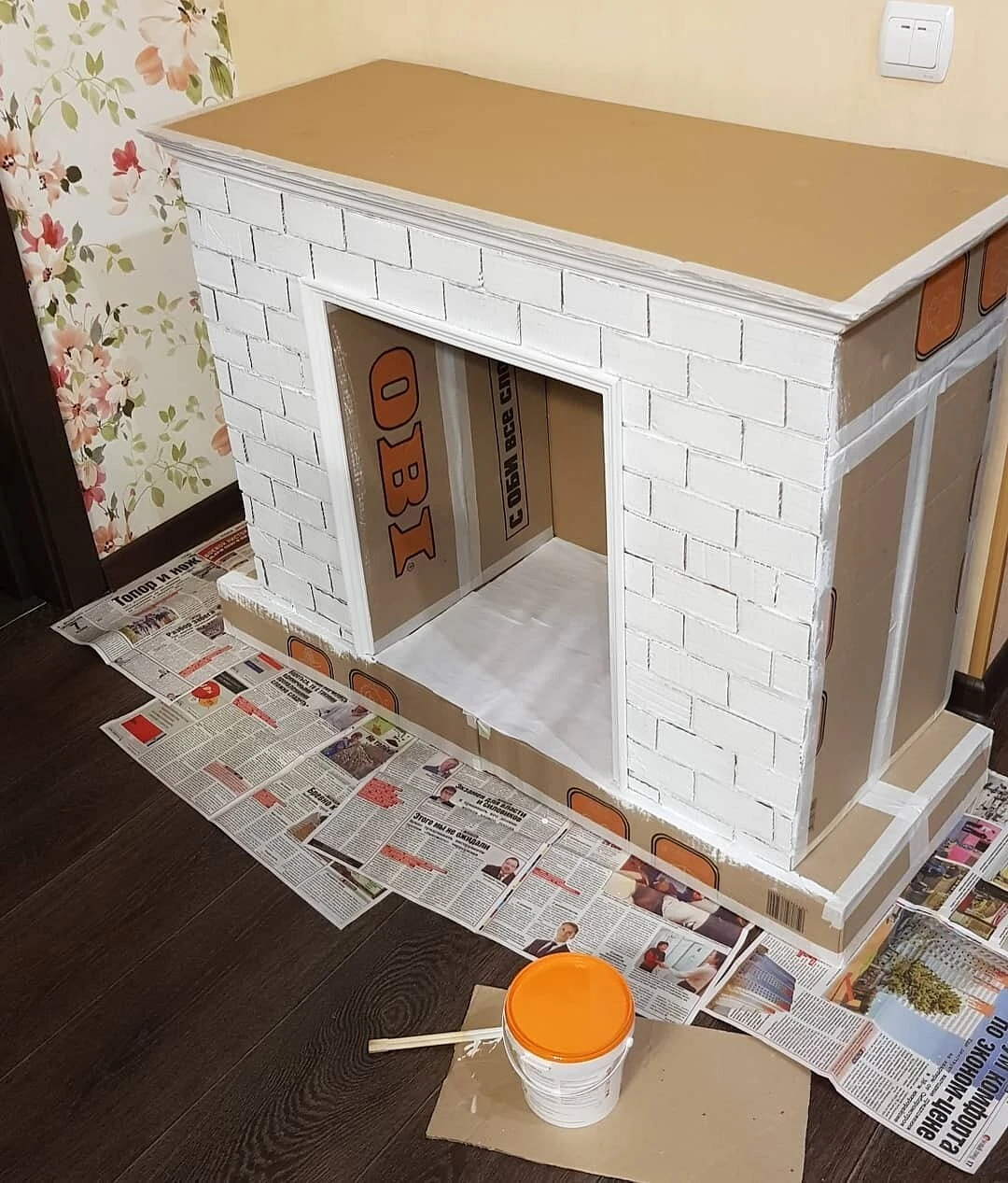 Decorarea șemineului fals din carton