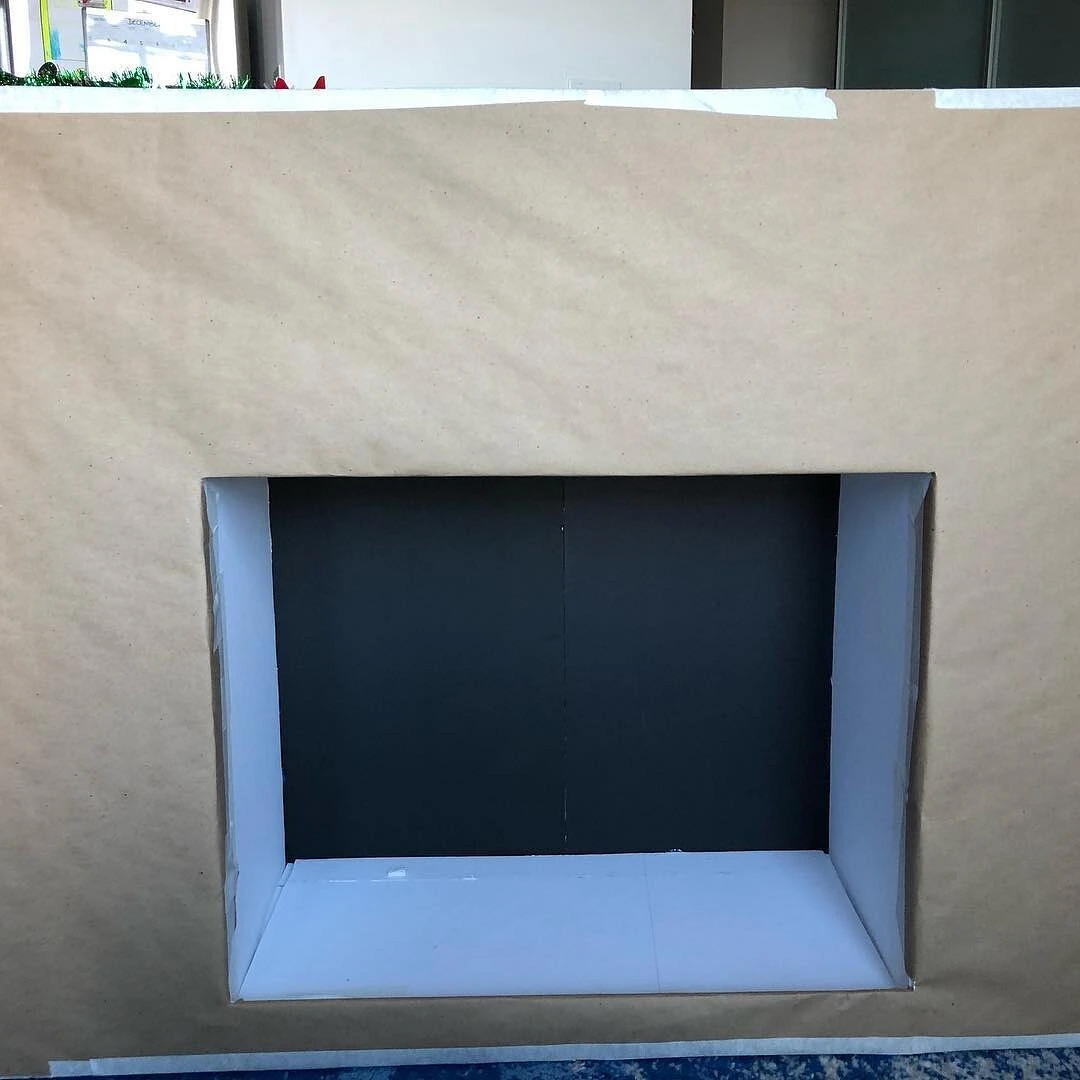 Șemineu fals din carton decorat