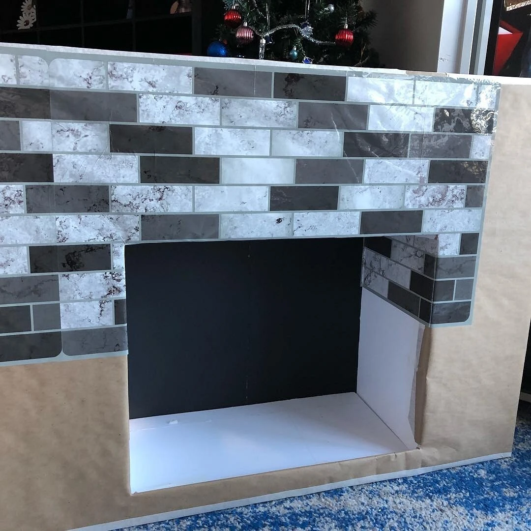 Exemplu de șemineu decorativ realizat din carton