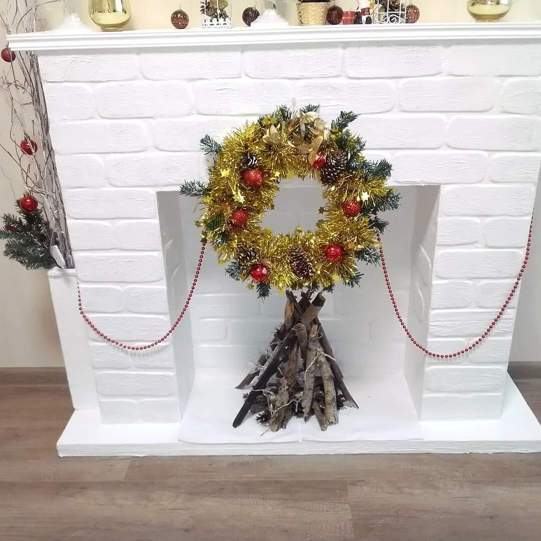 Șemineu fals decorat cu lumânări
