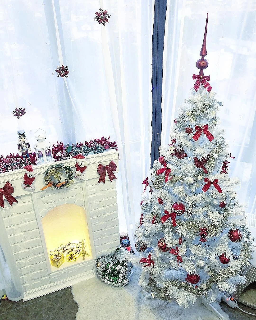Model de șemineu decorativ alb
